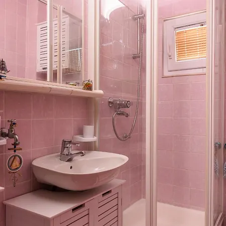 Bougainvillea Guest house Okrug Gornji